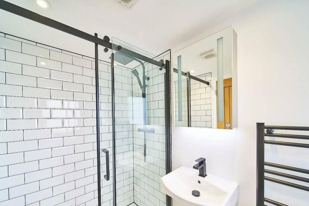 Spacious 4Br House, London, Sleeps 9, Parking Available Exterior foto